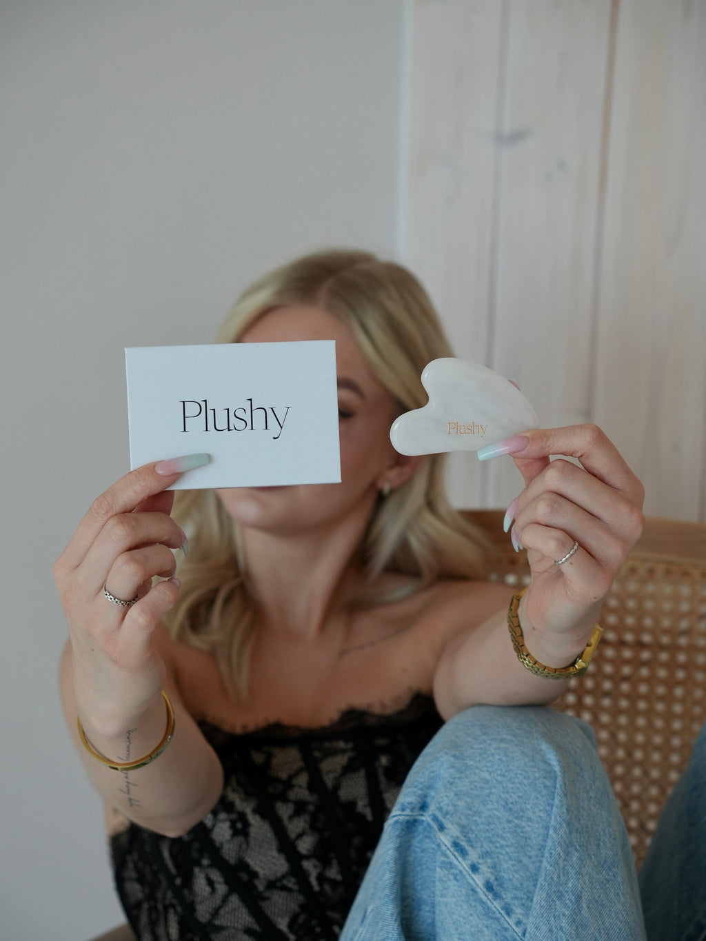 Plushy kaart ja Gua Sha kivi käes