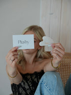 Plushy kaart ja Gua Sha kivi käes