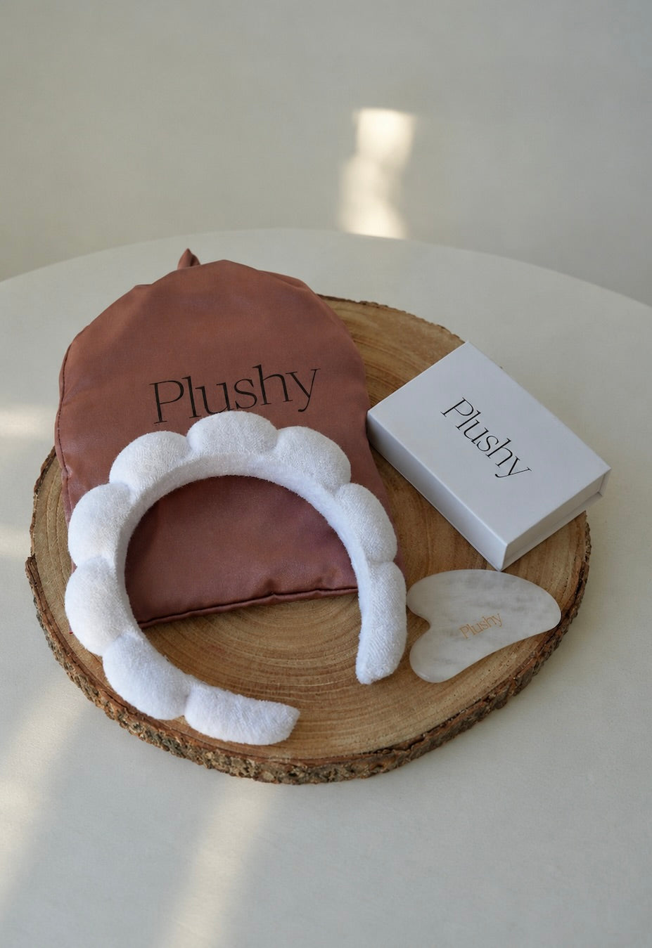 Plushy komplekt: pehme peapael, Gua Sha kivi kinkekarbis ja Plushy kotike puualusel